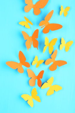 Kağıt kelebekler mavi ahşap tahta zemin üzerine
