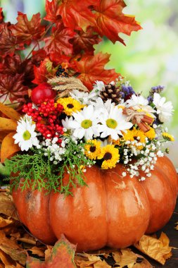 Kabak tablo parlak zemin üzerine sarı yapraklar ile güzel sonbahar kompozisyon