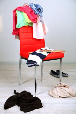 renk sandalye, gri arka plan üzerinde elbise yığını