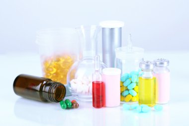 Tıp Şişeler ve üzerinde beyaz izole hapları