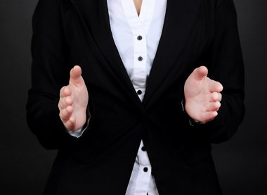 bir şey gri arka plan üzerinde gösterilen eller