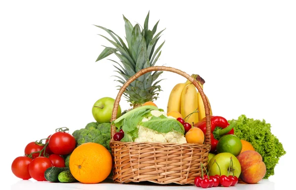 Taze meyve ve sebzeler üzerinde beyaz izole, ürün çeşitliliği — Stok fotoğraf