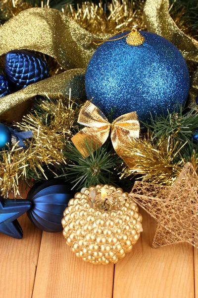 Kerstmis samenstelling met kaarsen en decoraties in blauwe en gouden kleuren op houten achtergrond — Stockfoto