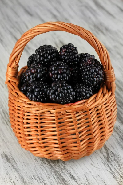 Mûres douces dans le panier en osier sur la table close-up — Photo