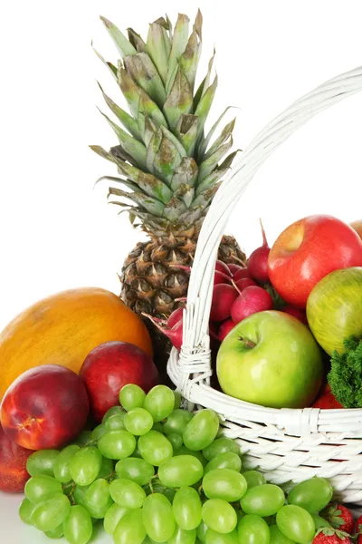 Verschiedene Früchte und Gemüse auf weißem Hintergrund — Stockfoto