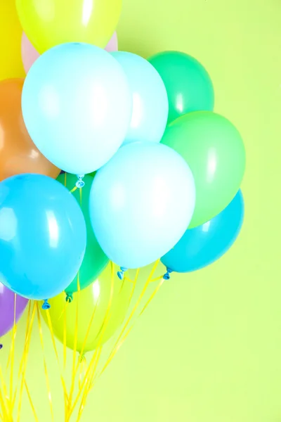 Kleurrijke ballonnen op groene achtergrond — Stockfoto