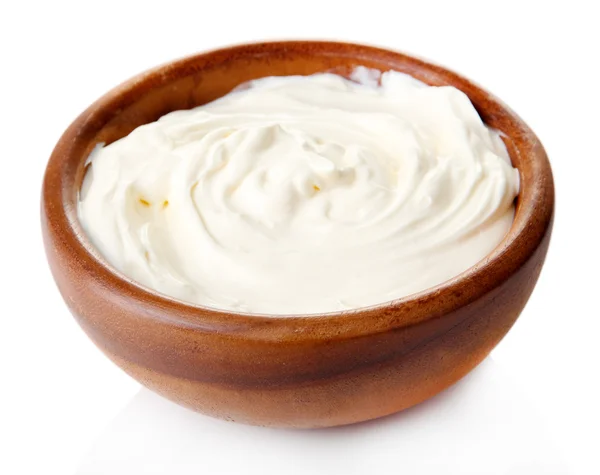 Sour cream in bowl isolated on white — Stock Photo, Image