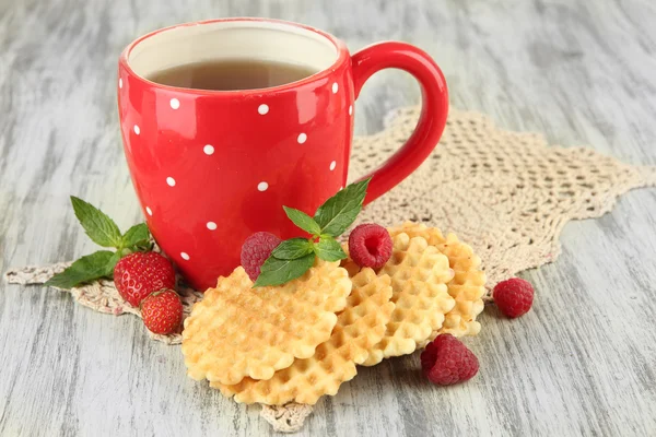 Tasse de thé avec biscuits et baies sur la table close-up — Photo