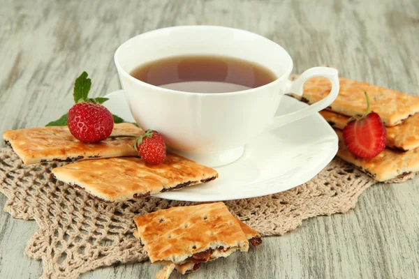 Cup of tea with cookies on table close-up — Stock Photo, Image