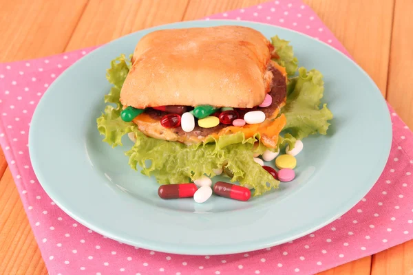 Konzeptbild für die Ernährungspflege: verschiedene Vitamine und Nahrungsergänzungsmittel im Brötchen. auf Holzgrund — Stockfoto