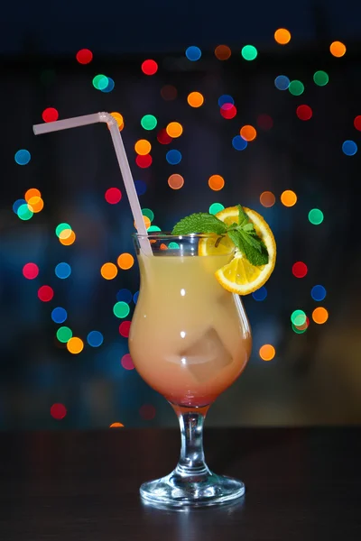 Cocktail savoureux sur fond lumineux — Photo
