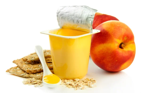 Yaourt savoureux dans une tasse en plastique ouverte, biscuits et fruits, isolé sur blanc — Photo