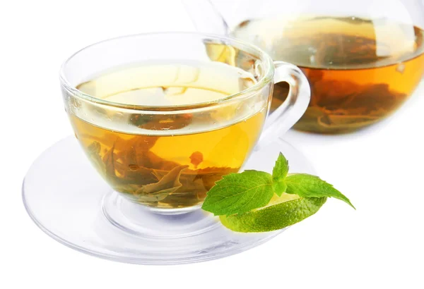 Taza y tetera de té verde aislado en blanco — Foto de Stock
