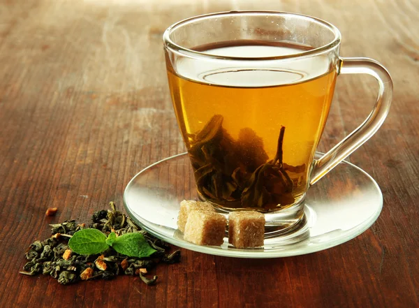 Διαφανής φλιτζάνι πράσινο τσάι σε ξύλινα φόντο — Φωτογραφία Αρχείου