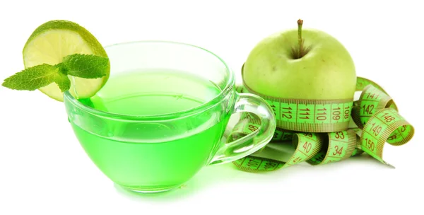 Transparente Tasse grüner Tee und Apfel isoliert auf weiß — Stockfoto