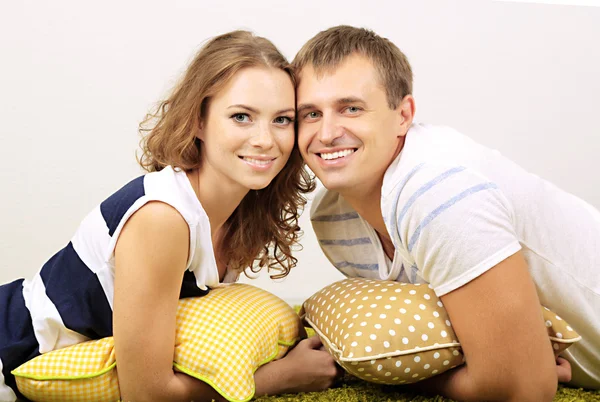 Szczęśliwa młoda para w domu — Zdjęcie stockowe