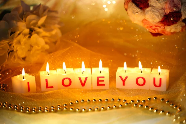 Svíčky s tištěnou znamení miluji tě, na tmavém pozadí — Stock fotografie