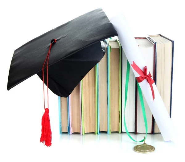 在教育文凭、 帽子和书上白色孤立的成就奖章 — 图库照片