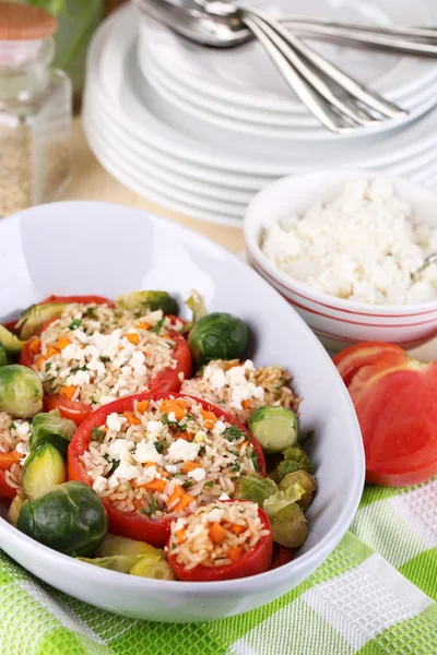 Tomates rellenos en tazón sobre mesa de madera de cerca — Foto de Stock