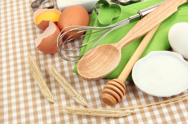 Conceito de cozinha. Ingredientes básicos de cozimento e ferramentas de cozinha em fundo de toalha de mesa — Fotografia de Stock