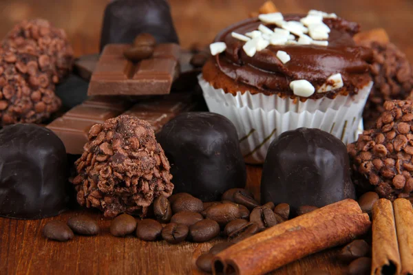 Gâteau savoureux avec différents bonbons gros plan — Photo