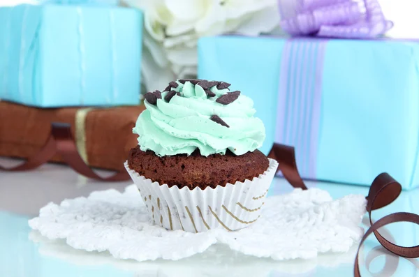Leckere Cupcake mit Geschenken aus nächster Nähe — Stockfoto