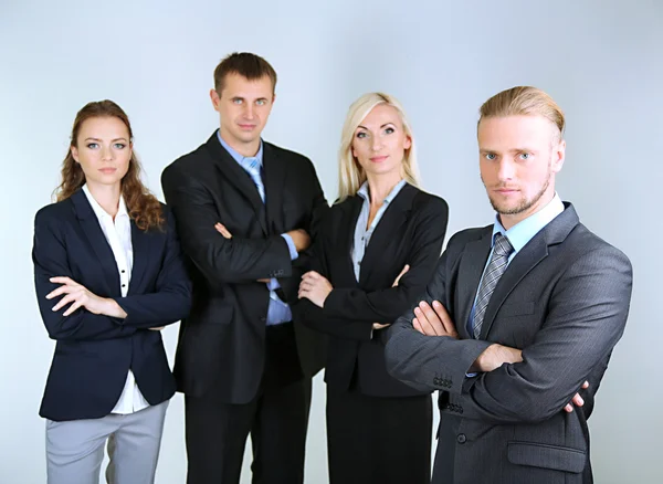 Groep van mensen uit het bedrijfsleven op grijze achtergrond — Stockfoto