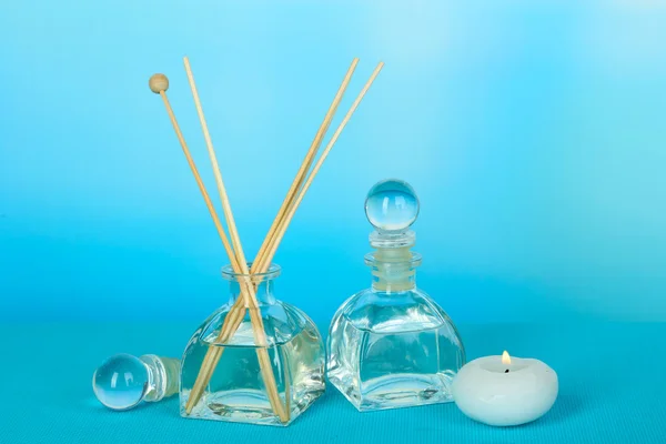 Aromatische Sticks für zu Hause auf blauem Hintergrund — Stockfoto