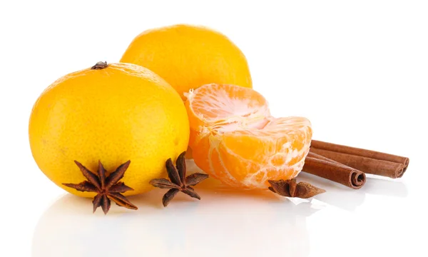 Zralé mandarinky se skořicí, izolované na bílém — Stock fotografie