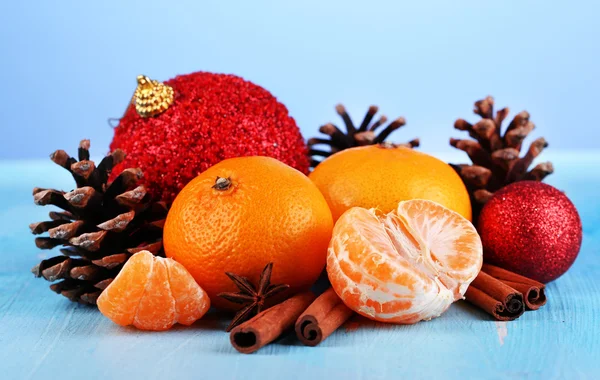 Composición navideña con mandarinas sobre mesa de madera sobre fondo azul —  Fotos de Stock