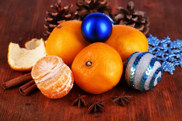 Mandarinas navideñas y juguetes navideños en mesa de madera — Foto de Stock