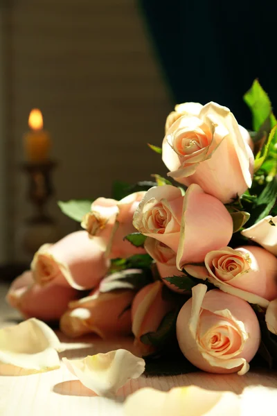 Piękny bukiet róż, na ciemnym tle — Zdjęcie stockowe