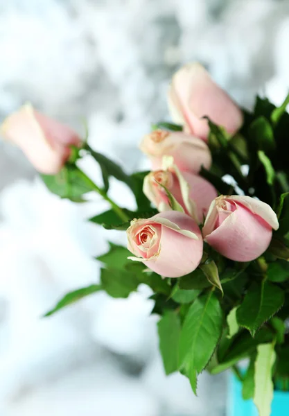 Bellissimo bouquet di rose in vaso, su sfondo di legno chiaro — Foto Stock