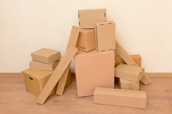 Empty room with stack of cartons: moving house concept — Stock Photo, Image