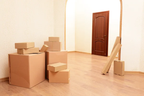 Empty room with stack of cartons: moving house concept — Stock Photo, Image