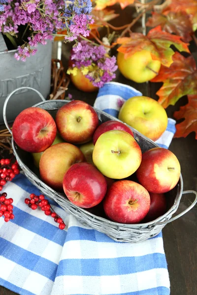 Saftige Äpfel im Korb auf dem Tisch in Großaufnahme — Stockfoto