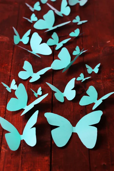 Papier papillons bleus sur fond de carton en bois — Photo