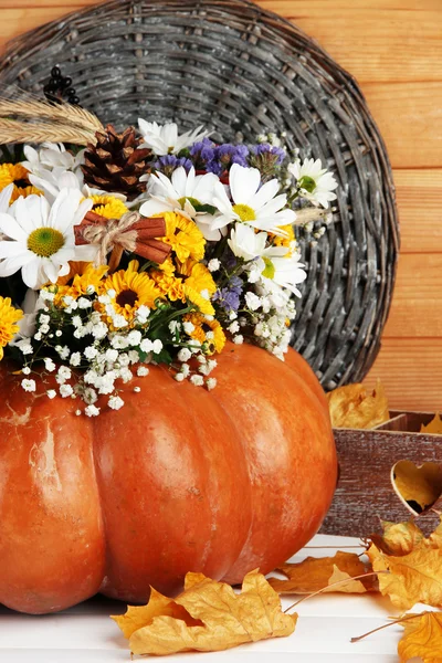 Gyönyörű őszi összetétele a sütőtök díszdoboz asztalra fából készült háttér — Stock Fotó
