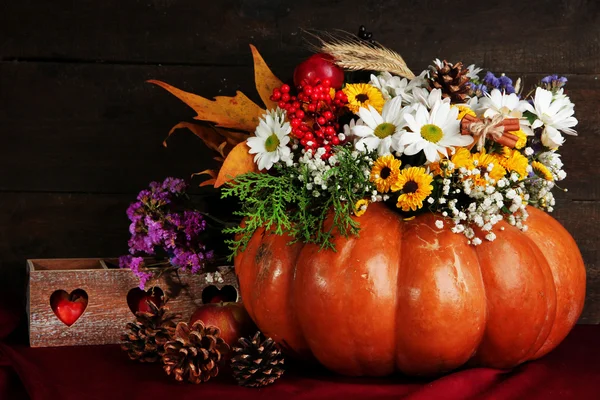 Bella composizione autunnale in zucca con dossi e scatola decorativa sul tavolo su sfondo di legno — Foto Stock