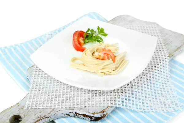 Ζυμαρικά με γαρίδες σε λευκό πιάτο, που απομονώνονται σε λευκό — Φωτογραφία Αρχείου