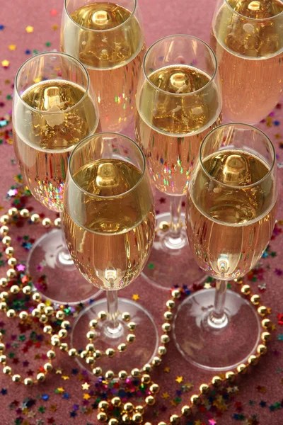 Bicchieri con champagne su sfondo lucido — Foto Stock