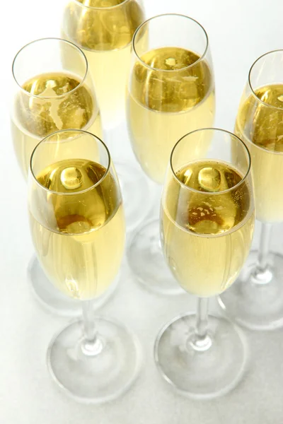 Lunettes avec champagne sur fond brillant — Photo
