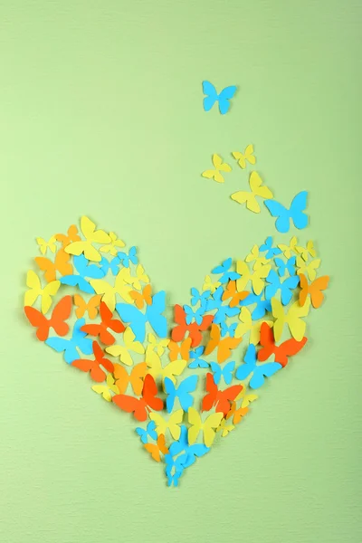 Papier vlinders op groene muur — Stockfoto