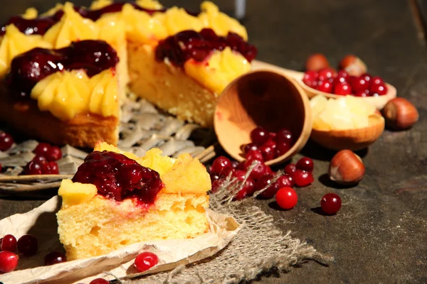 Вкусный фруктовый домашний пирог с ягодами и орехами, на сером деревянном столе — стоковое фото