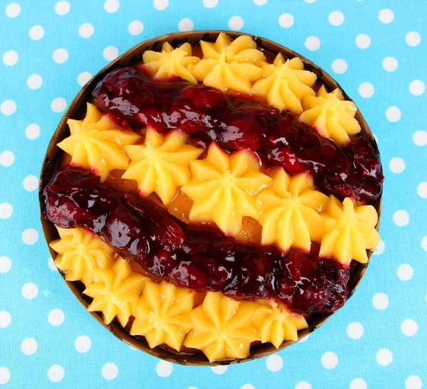 Tasty fruity homemade pie, on tablecloth — Stock Photo, Image