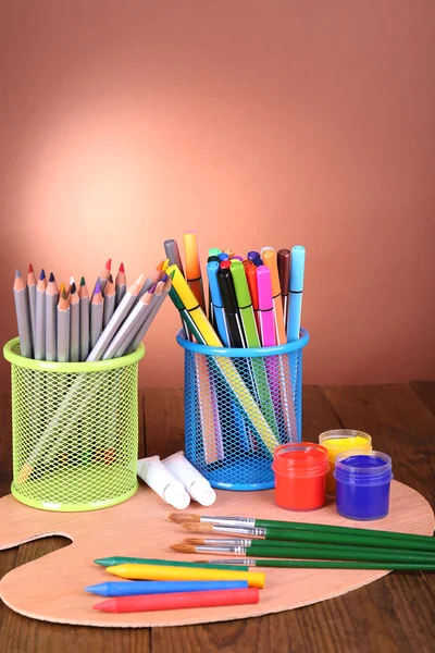Composição de várias ferramentas criativas na mesa sobre fundo marrom — Fotografia de Stock