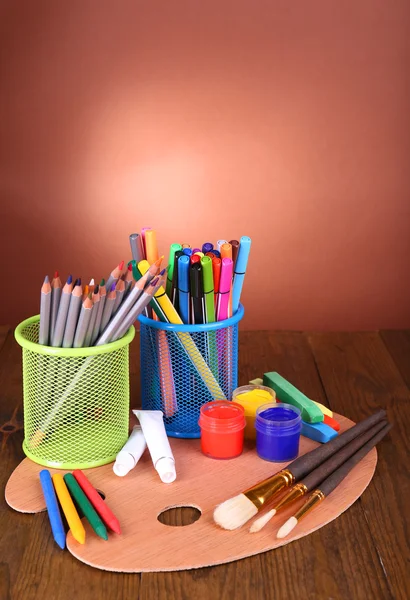 Composição de várias ferramentas criativas na mesa sobre fundo marrom — Fotografia de Stock