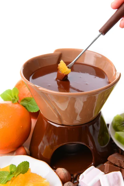 Chocolade fondue met gesneden fruit, geïsoleerd op wit — Stockfoto