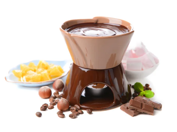 Chokladfondue med marshmallow godis och frukt, isolerad på vit — Stockfoto