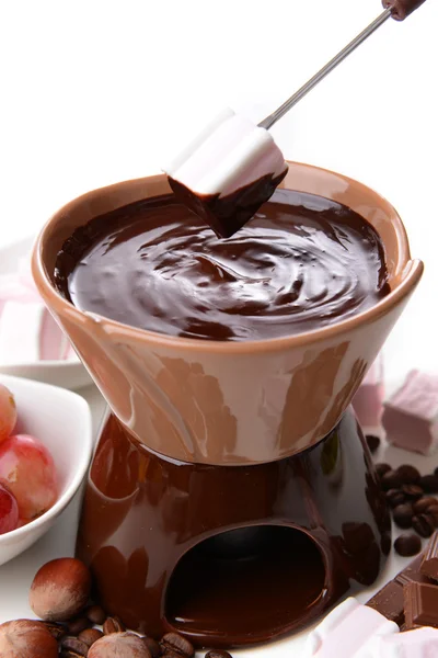 Fondue de chocolate com doces de marshmallow e frutas, isolado em branco — Fotografia de Stock